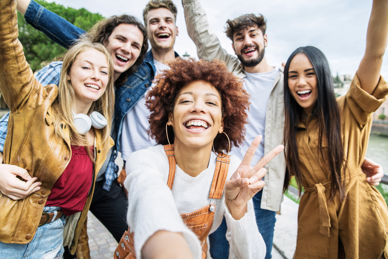 Traveling Alone vs With Friends by Bus: What’s Better